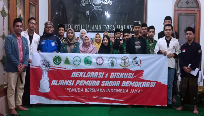 foto bersama Aliansi Pemuda Sadar Demokrasi saat kegiatan diskusi dan deklarasi bersama di Kantor PCNU Kota Malang.