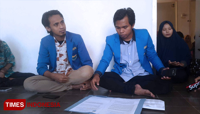 Ketua PC PMII Bondowoso Fathor Rozi (kanan) didampingi perwakilan PKC PMII Jawa Timur saat jumpa pers untuk menolak pembangunan pabrik di area Cagar Budaya Pekauman (FOTO: Moh Bahri/TIMES Indonesia) 