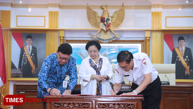 Mendagri Tjahjo Kumolo dan Plt Kepala BPIP Hariyono disaksikan Ketua Dewan Pembina BPIP dalam acara penandatanganan MoU di Kantor Kemendagri, Jakarta. (FOTO: Hasbullah/TIMES Indonesia).