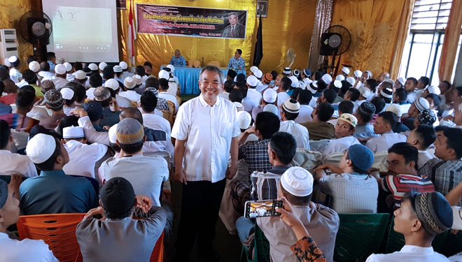 Aqua Dwipayana saat memberi motivasi sejumlah personel BPBD Kota Padang, Senin (20/5/2019) (FOTO: Istimewa)