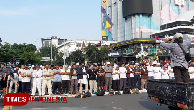 Suasana Shalat Berjamaah Oleh Para Massa Pendemo Di Depan Kantor Bawaslu RI (FOTO: Rizki Amana/TIMES Indonesia)