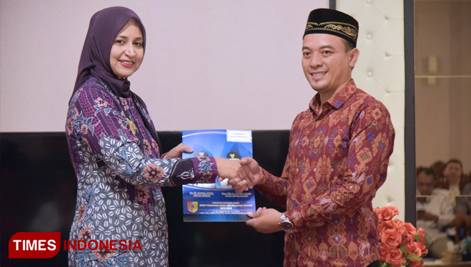 Bupati Jember dr Faida menyerahkan dokumen perizinan usaha kepada masyarakat (FOTO: Humas Pemkab Jember for TIMES Indonesia)