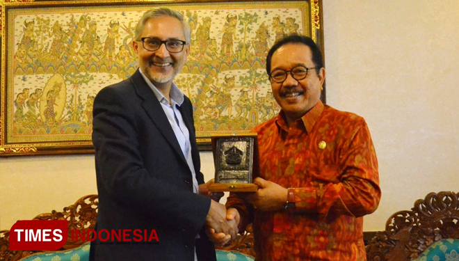 Pertemuan yang berlangsung antara Duta Besar Inggris untuk Indonesia Moazzam Malik dan Wakil Gubernur Bali Tjokorda Oka Artha Ardana Sukawati, Selasa (21/5/2019). (FOTO IST/TIMES Indonesia).