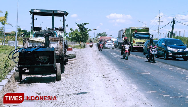 Perbaikan jalan di Gresik (Foto: Akmal/TIMES Indonesia)
