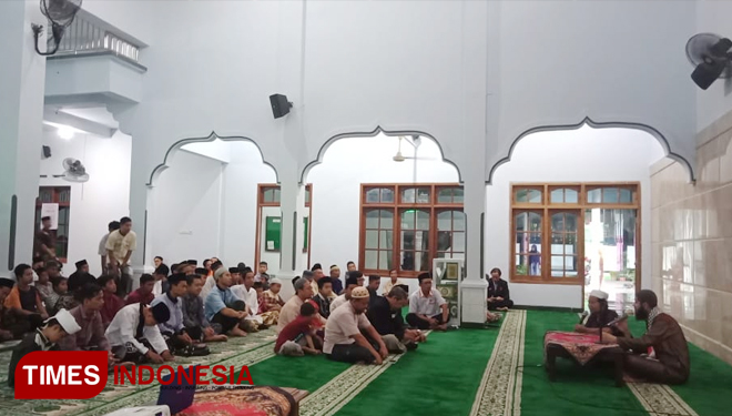 Syekh Ahmed Saleem Abu Anza ketika memberikan kajian di Masjid al-Muslimun Kepatihan Tulungagung