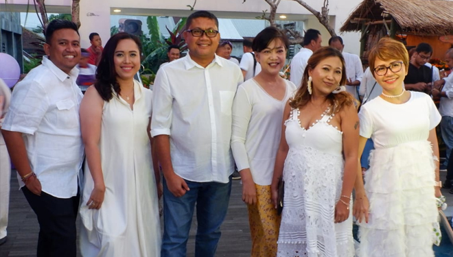 Nyoman Wirayasa, Cluster General Manager of TAUZIA Hotels Bali and Liza Indira GM HARRIS Hotels & Convention Denpasar take pictures together with TAUZIA Hotels Management. (FOTO: Istimewa)