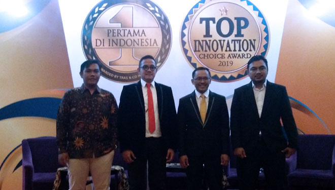 Founder & Chairman TRAS N CO Indonesia & Indonesia Brand Network, Tri Raharjo (dua dari kanan) dalam jumpa pers penghargaan 'Pertama di Indonesia dan TOP Innovation Choice Award 2019', di Park Regis Arion Hotel, Kemang, Jakarta, Selasa (21/5/2019). (FOTO: