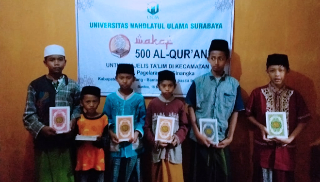 Bantuan 500 Alquran dan buka bersama anak yatim dari Unusa Peduli kepada korban terdampak tsunami Banten di Majlis Taklim Al-Insaniyah An-Nahdliyah, Sabtu (18/5/2019). (FOTO: Istimewa)
