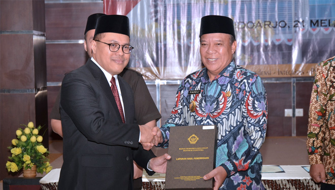 Bupati Lamongan Fadeli menerima WTP dari Kepala BPK Perwakilan Provinsi Jawa Timur Harry Purwaka di Kantor BPK Perwakilan Provinsi Jawa Timur, Selasa (21/5/2019). (FOTO: Istimewa)
