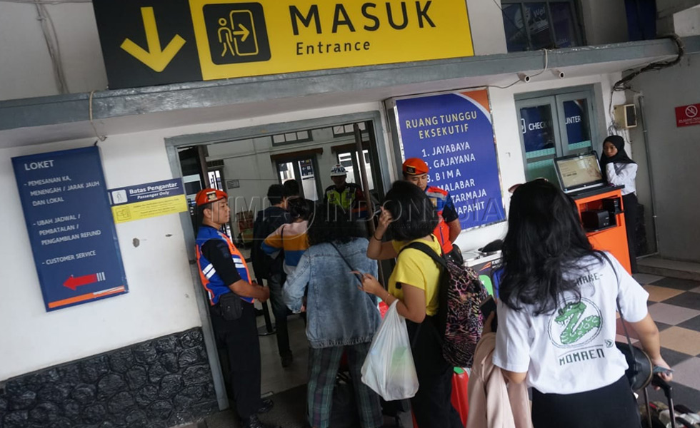 Sejumlah penumpang mengantri di depan ruang tunggu penumpang keberangkatan Kereta Api di Stasiun Kota Baru Malang.(FOTO: Adhitya Hendra/TIMES Indonesia)