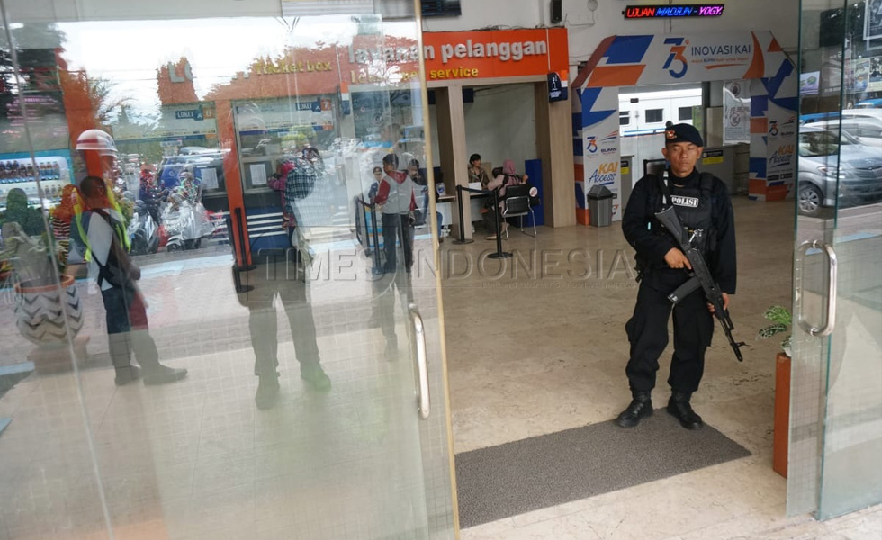 Sejumlah Anggota Satuan Brimob Polda Jatim melakukan pengamanan dengan membawa senjata laras panjang di area Stasiun Kota Baru Malang. (FOTO: Adhitya Hendra/TIMES Indonesia)
