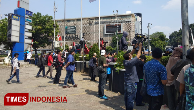 Suasana demo di depan kantor Bawaslu (FOTO: Edy Junaedi/TIMES Indonesia)