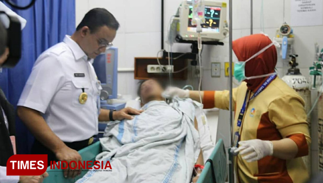 Gubernur DKI Jakarta Anies Rasyid Baswedan Saat Tinjau Korban Kericuhan Di Kawasan Tanah Abang (FOTO: Rizki Amana/TIMES Indonesia)