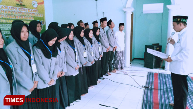 Pengurus UPZ STEI Kassi saat dilantikKepala Kantor Baznas Gresik, Muhtadin (Foto: Akmal/TIMES Indonesia)