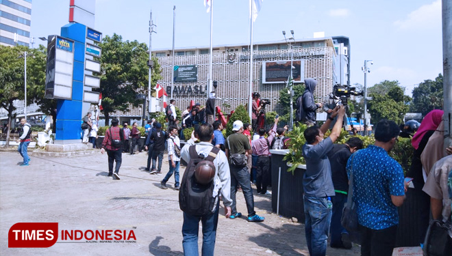 Lokasi sekitar gedung Badan Pengawas Pemilu (Bawaslu RI) Jalan Wahid Hasyim, Jakarta Pusat, sepenuhnya dipagari dengan kawat berduri. (FOTO: Edi Junaidi ds/TIMES Indonesia)