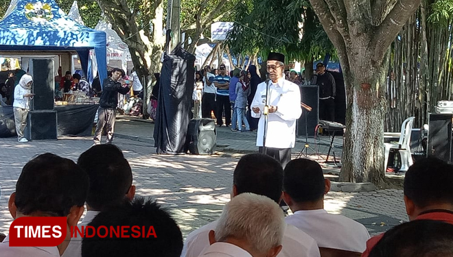 Buapti Bondowoso Drs KH Salwa Arifin saat memberikan sambutan dan membuka acara pasar murah ramadhan (FOTO: Moh Bahri/TIMES Indonesia) 
