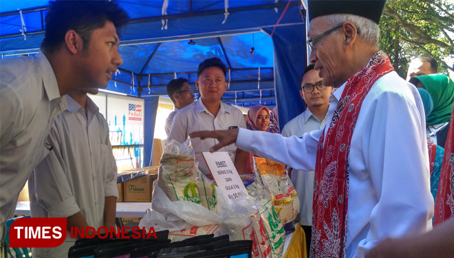 Bupati Bondowoso Drs KH Salwa Arifin saat memeriksa stand di pasar murah ramadhan usai membuka pasar tersebut (FOTO: Moh Bahri/TIMES Indonesia) 