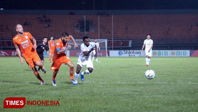 Pemain Arema FC Ricky Kayame coba lepas dari kawalan pemain Borneo FC dalam pertandingan lanjutan Liga 1 2019 di Stadion Segiri, Samarinda pada Rabu (22/5/2019) (FOTO: TIMES Indonesia)