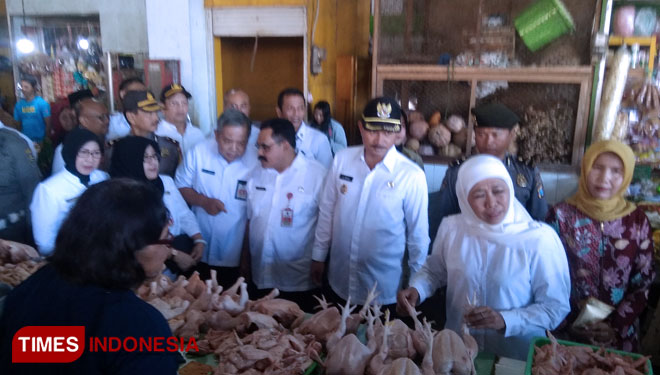 Gubernur Jawa Timur, Khofifah Indar Parawansa saat berinteraksi dengan pedagang Pasar Besar Madiun, (Foto: Pamula Yohar C/ TIMES Indonesia)