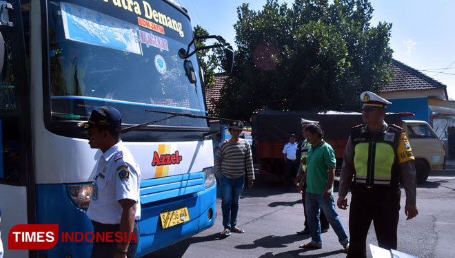 Kasatlantas mengecek kelaikan bus antar kota, Rabu (22/5/2019). (FOTO: Sholeh/TIMES Indonesia)