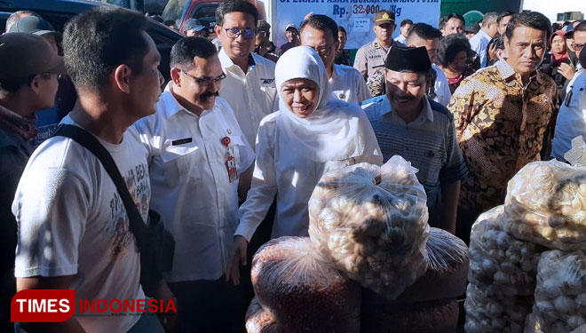 Gubernur Jawa Timur, Dra. Hj Khofifah Indar Parawansa bersama Menteri Pertanian RI, Amran Sulaiman saat melakukan sidak di Pasar Porong Sidoarjo, Rabu, 22/5/2019(FOTO: Nasrullah/TIMES Indonesia)