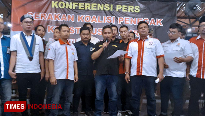 Gerakan koalisi penegak Konstitusi dan NKRI saat melakukan konferensi pers di Surabaya, 22/5/2019. (FOTO: Nasrullah/TIMESIndonesia)