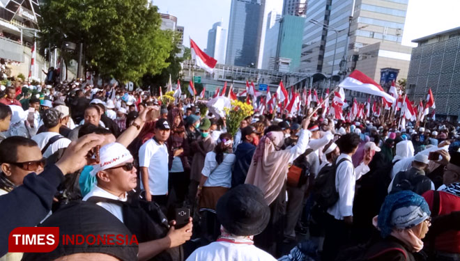 Massa unjuk rasa di depan Gedung Bawaslu RI (FOTO: Rizki Amana/TIMES Indonesia)