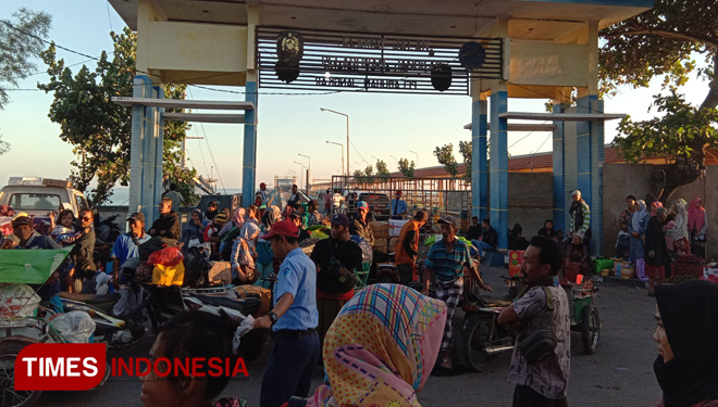 Situasi H-13 Arus Mudik dipelabuhan Jangkar Situbondo Jawa Timur (FOTO: Fawaid Aziz/TIMES Indonesia)