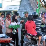 Komandan Kodim 0824 Jember Bersama Saka Wira Kartika BagI-Bagi Takjil kepada Masyarakat