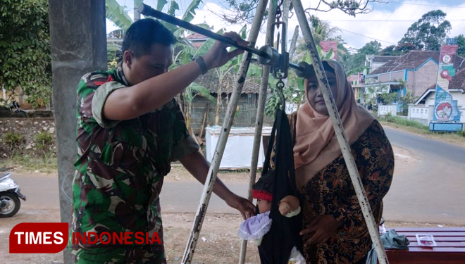 Pendampingan babinsa dengan Posyandu Dukung menuju Indonesia sehat. (FOTO: AJP TIMES Indonesia)