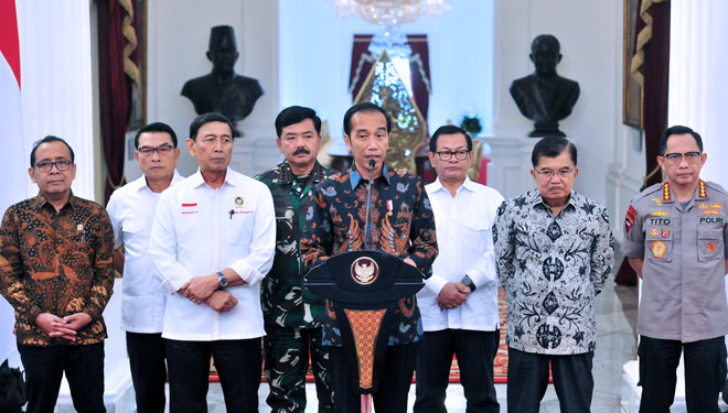 Presiden Jokowi didampingi Wakil Presiden Jusuf Kalla dan sejumlah pejabat terkait menyampaikan keterangan pers di Istana Merdeka, Jakarta, Rabu (22/5) sore. (Foto: JAY/Humas)