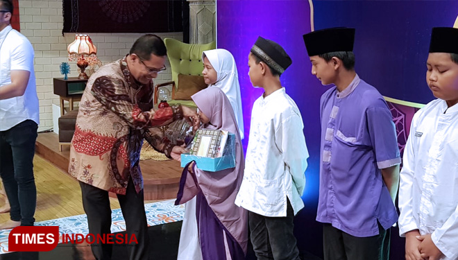 Ketua Umum Yayasan Muslim Sinar Mas Saleh Husin saat buka puasa bersama anak yatim piatu di Kantor Transmedia (FOTO: Yayat R Cipasang/TIMES Indonesia)