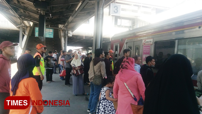 Suasana penumpang di stasiun kereta KRL Commuter Line Tanah Abang saat memasuki gerbong kereta terakhir jurusan Bogor, Rabu (22/5) (FOTO: Ainul Yaqin/TIMES Indonesia)