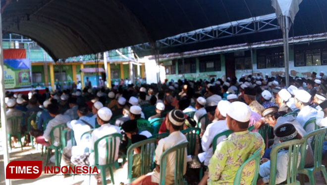 Suasana Haul KH Husni Kholil yang ke-10 di Pondok Pesantren (Ponpes) Mansyaul Ulum Nagasari Congkop, Desa Tlambah, kecamatan, Karang Penang, kabupaten Sampang.(FOTO: Akhmad Syafi'i/TIMES Indonesia)