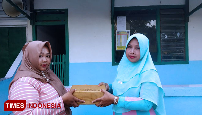 Timses Cakades Plandirejo, Kecamatan Plumpang, Tuban, saat memberikan bingkisan Al-Qur'an kepada perwakilan pengurus Musholla di desa setempat, Rabu, (22/05/2019), (Foto: Achmad Choirudin/TIMESIndonesia)