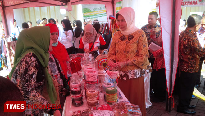 Pasar Murah Ramadhan saat dibuka oleh Wali Kota Batu, Dra Hj Dewanti Rumpoko MSi di halaman Balai Kota Among Tani. (Muhammad Dhani Rahman/TIMES Indonesia) 