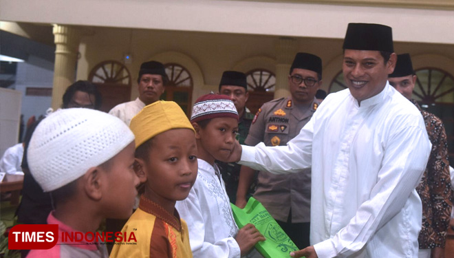 Wali Kota Kediri berikan santunan kepada anak yatim. (FOTO: Canda Adisurya/TIMES Indonesia)