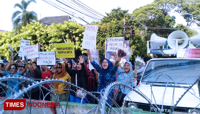 Puluhan perempuan melakukan aksi dukungan kepada KPU di  depan Kantor KPU RI. (FOTO: Rizki Amana/TIMES Indonesia)