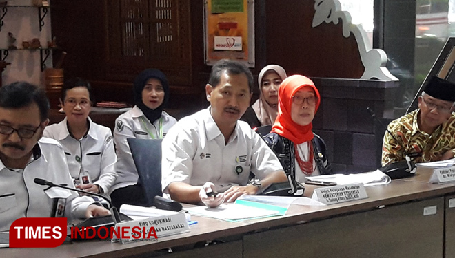 (Kedua dari kiri) Dirjen Pelayanan Kesehatan Kemenkes RI, dr. Bambang Wibowo, SpOG (K), MARS. (FOTO: Ivan Iskandaria/TIMES Indonesia)