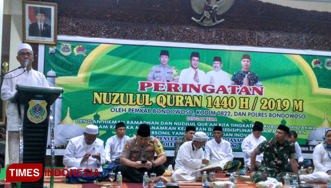 Bupati Bondowoso Drs KH Salwa saat menyampaikan sambutan dalam acara Peringatan Nuzulul Qur’an di pendapa bupati, (FOTO: Moh Bahri/TIMES Indonesia) 