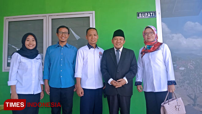 Bupati Lombok Utara Najmul Akhyar (kedua dari kanan) bersama Komisioner KPID NTB saat berkunjung ke Pemda KLU. (FOTO: HumasPro KLU for TIMES Indonesia) 