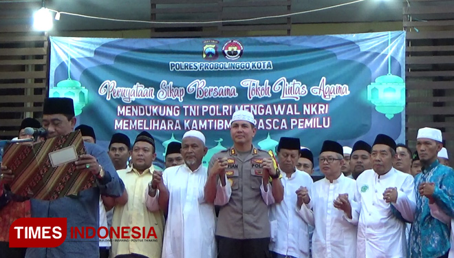 Deklarasi damai tokoh agama, tokoh masyarakat dan aparat penegak hukum di Mapolresta Probolinggo. (FOTO: Happy L. Tuansyah/TIMES Indonesia)