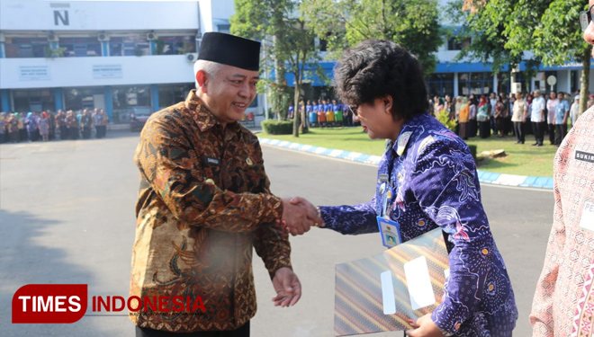 Plt Bupati Malang, Drs HM Sanusi MM saat menyerahkan SK kenaikan pangkat ASN (FOTO: Humas Pemkab Malang for TIMES Indonesia)