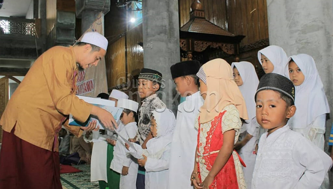 Kegiatan buka bersama anak yatim oleh Pengurus Pondok Pesantren Nurul Jadid.