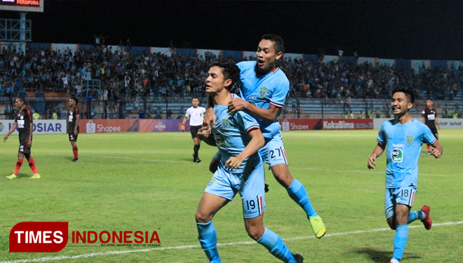 Emosional, Muhamad Ridwan merayakan golnya ke gawang Persipura di Stadion Surajaya Lamongan, Rabu (22/5/2019). (FOTO: MFA Rohmatillah/TIMES Indonesia)