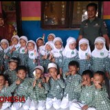 Babinsa Sidodadi Kodim 0818 Malang-Batu Kenalkan Wasbang pada Siswa PAUD