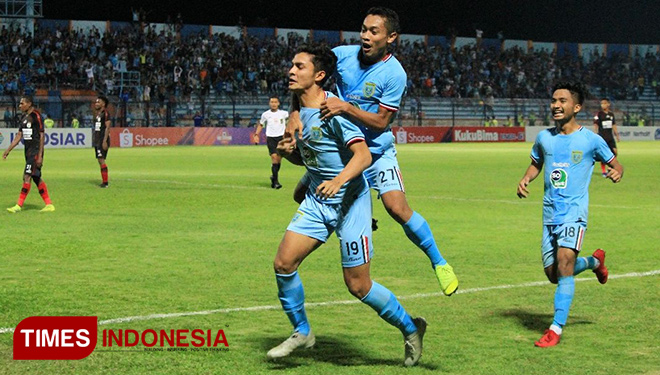 Pemain Persela merayakan gol yang dicetak M.Ridwan ke gawang Persipura dalam laga yang berlangsung di Stadion Surajaya, Rabu (23/5/2019). (FOTO: MFA Rohmatillah/TIMES Indonesia)