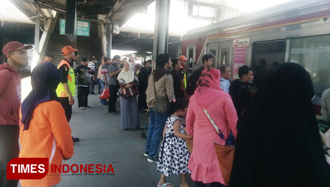 Penumpang bersiap naik KRL di Stasiun Tanah Abang. (FOTO: Ainul/TIMES Indonesia)
