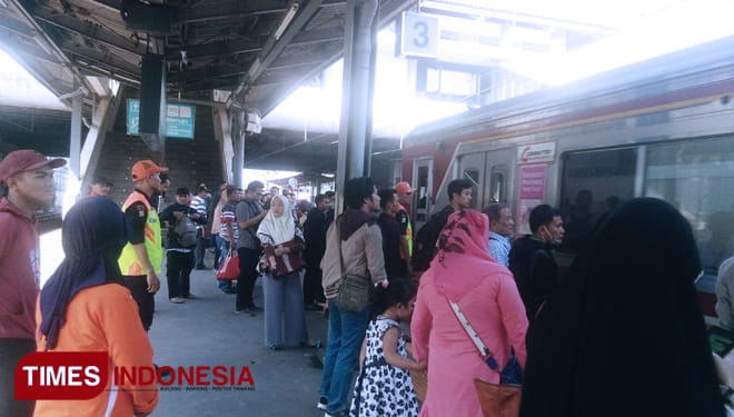 Suasana penumpang KRL di stasiun Tanah abang, (FOTO: Ainul Yaqin/TIMES Indonesia)