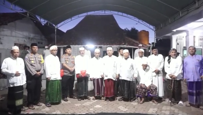 Kapolres Bangkalan AKBP Boby Pa'ludin Tambunan bersama tokoh ulama Kabupaten Bangkalan. (FOTO: Istimewa)